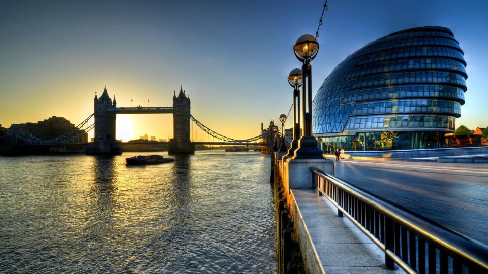 London: The London Top Sights Tour. Kids Free! - London Bridge to the South Bank: Shakespeare’s Globe and the HMS Belfast area