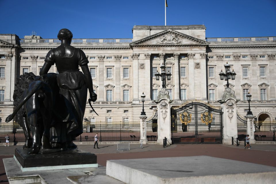 London: Top 30 Sights Walking Tour and Clink Prison Entry - The First Stretch: Green Park to Buckingham Palace (and Sometimes Changing of the Guard)