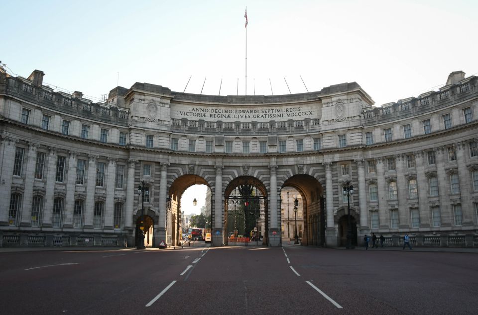 London: Top 30 Sights Walking Tour and London Dungeon Entry - London Bridge to the Tower: Shakespeare, the WWII Ship, and Castle Views