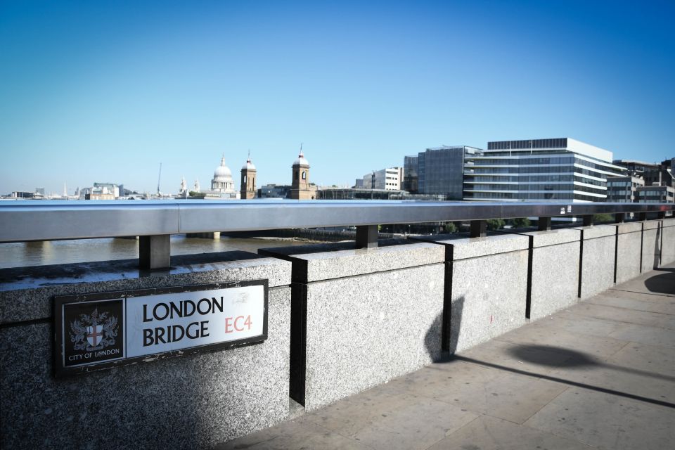 London: Top 30 Sights Walking Tour and London Eye Ride - London Bridge to the Tower zone: Shakespeare’s Globe to Tower of London