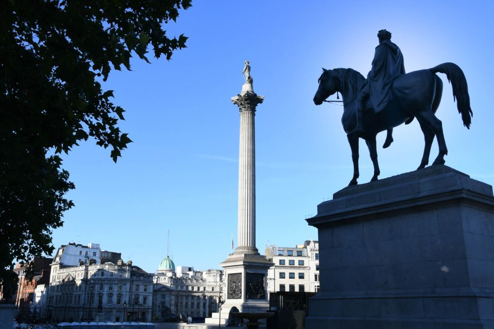 London: Top 30 Sights Walking Tour and Tower Bridge Exhibit - Buckingham Palace and the Changing of the Guard: timing is everything