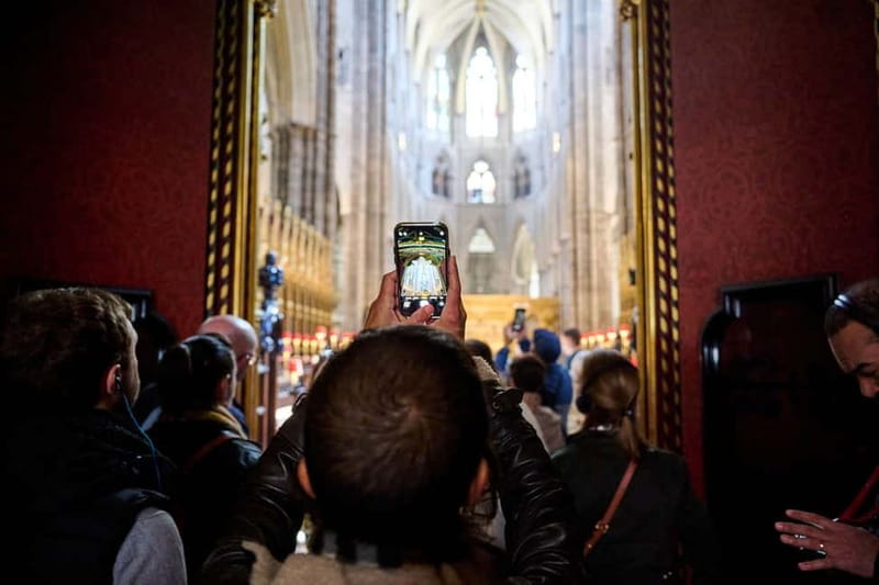 London: Ultimate One-Day Tour with Tower, Abbey & Cruise - Buckingham Palace and guard changes: how the tour handles the chaos