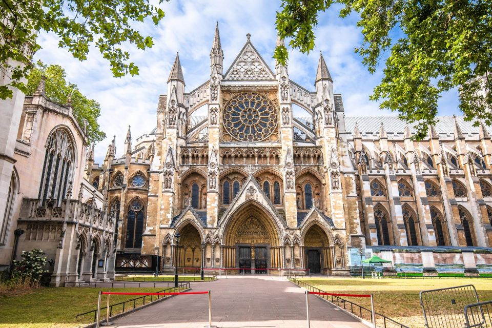 London Westminster Abbey French Tour with Fast-Track Tickets - Fast-track to Westminster Abbey: why the priority entrance matters