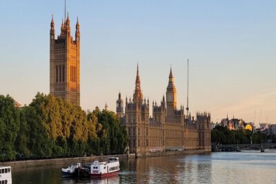 London Westminster Abbey French Tour with Fast-Track Tickets - Meeting at Sir Winston Churchill’s statue and getting set for a walk