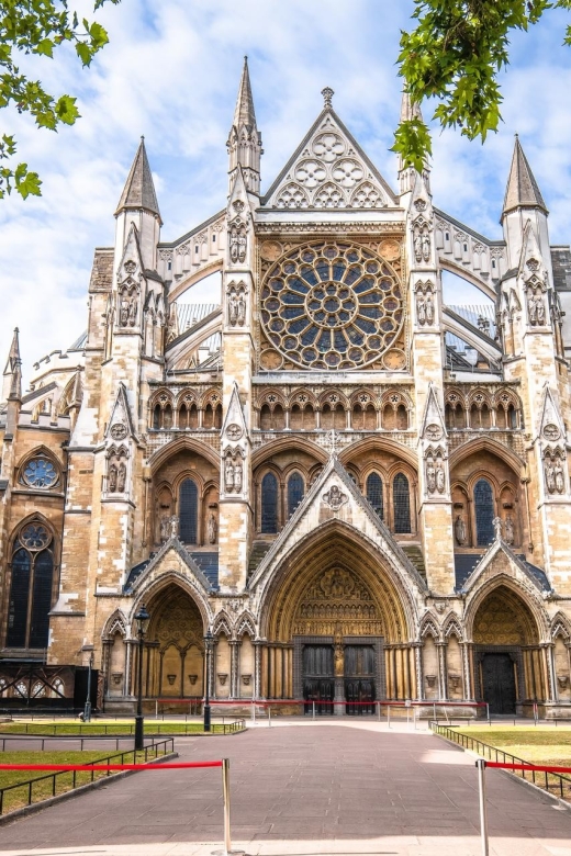 London Westminster Abbey French Tour with Fast-Track Tickets - Entering Westminster Abbey with guided time: nave, chapels, and Poets’ Corner