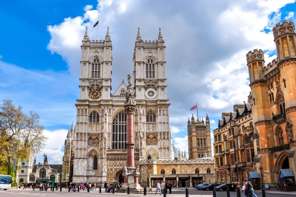 London Westminster Abbey French Tour with Fast-Track Tickets - St James’s Park to Buckingham Palace exterior: stories without ticket lines