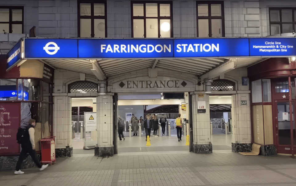 London's Ghosts & Gruesome Past Nighttime Walking Tour - The walking pace and what to bring for a 2-hour night route
