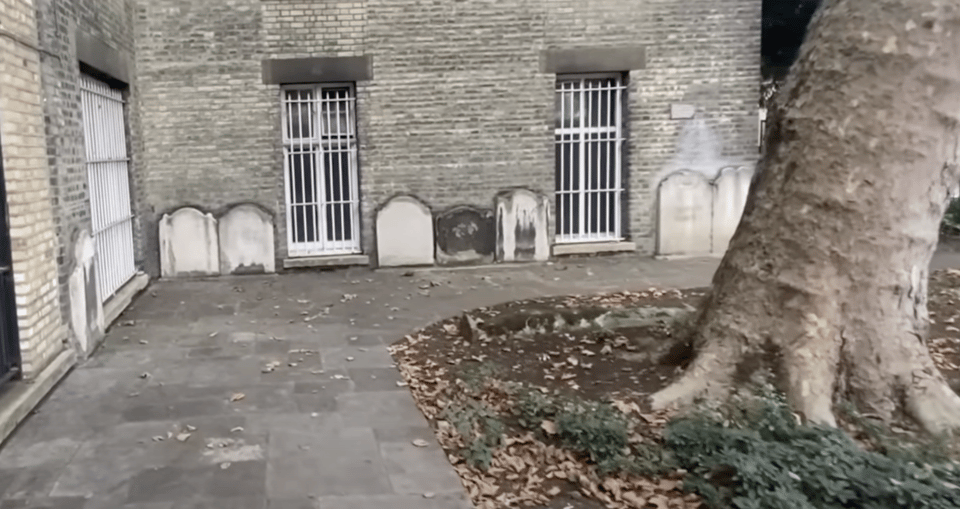 London's Ghosts & Gruesome Past Nighttime Walking Tour - Old Bailey finale: the serial killer story, with a key warning