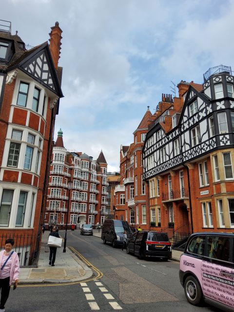 Luxury Private Tour in London with Lunch - London’s “in-between” neighborhoods: pubs, play areas, and side streets
