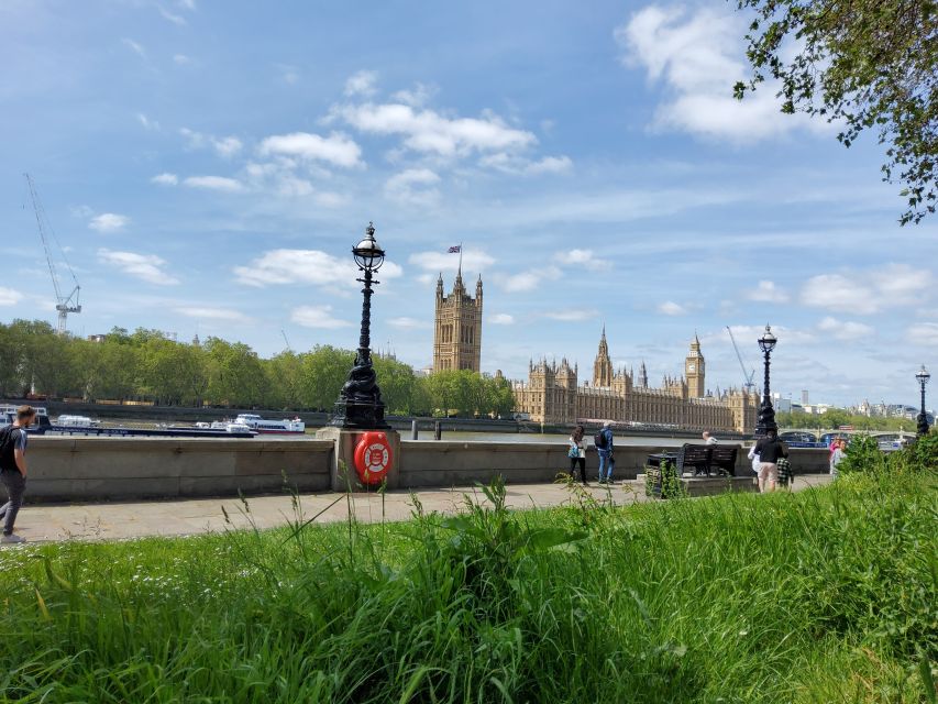 Luxury Private Tour in London with Lunch - Westminster Abbey, Royal Guard moments, and Buckingham Palace