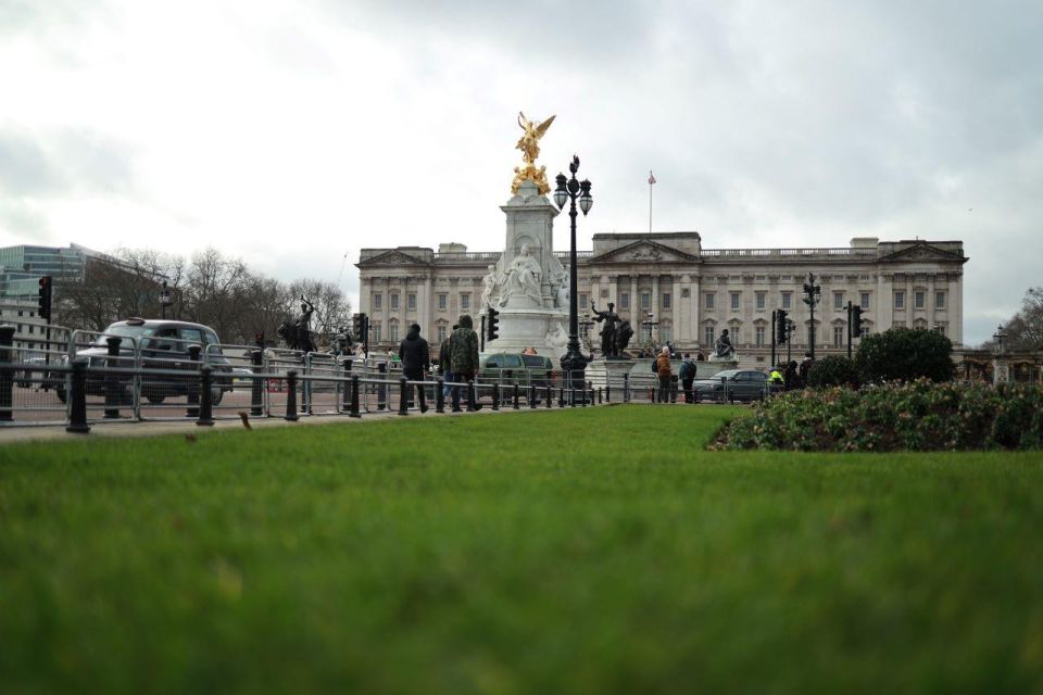Majesty in Motion: Exploring Westminster's Royal Legacy - Buckingham Palace and the Changing of the Guard: what to watch for