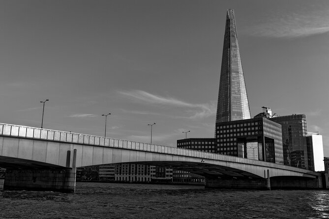 Postcard London - Tower Bridge: the fast lesson that saves you from the common mix-up