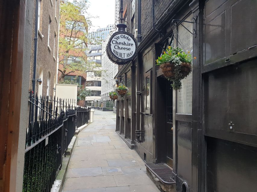 Roman Ruins to Blitz Bombings: London's Fiery History - Roman Ruins to Blitz Bombings: one route through changing London
