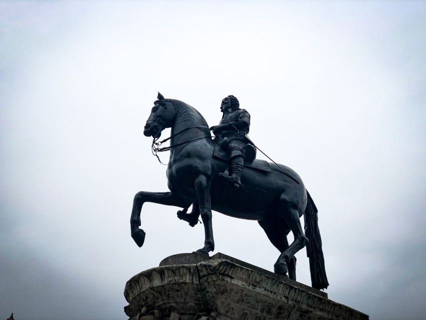 Royal London: from Saxons to Tudors & Stuarts Walking Tour - Trafalgar Square start: the small-group format and how to work the route