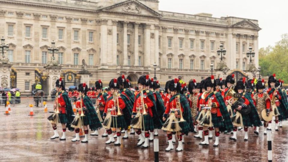 Skip the line Westminster Abbey & Guard Change Ceremonies - Stop 3: St James’s Park reset walk (your timing advantage)