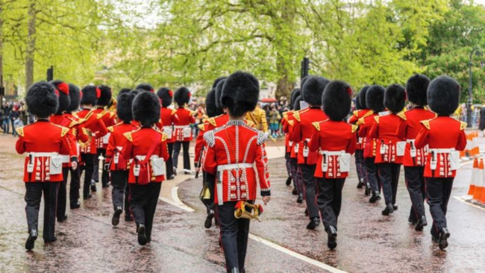 Skip the line Westminster Abbey & Guard Change Ceremonies - Stop 5: Horse Guards Parade and the King’s Life Guard Change on horseback