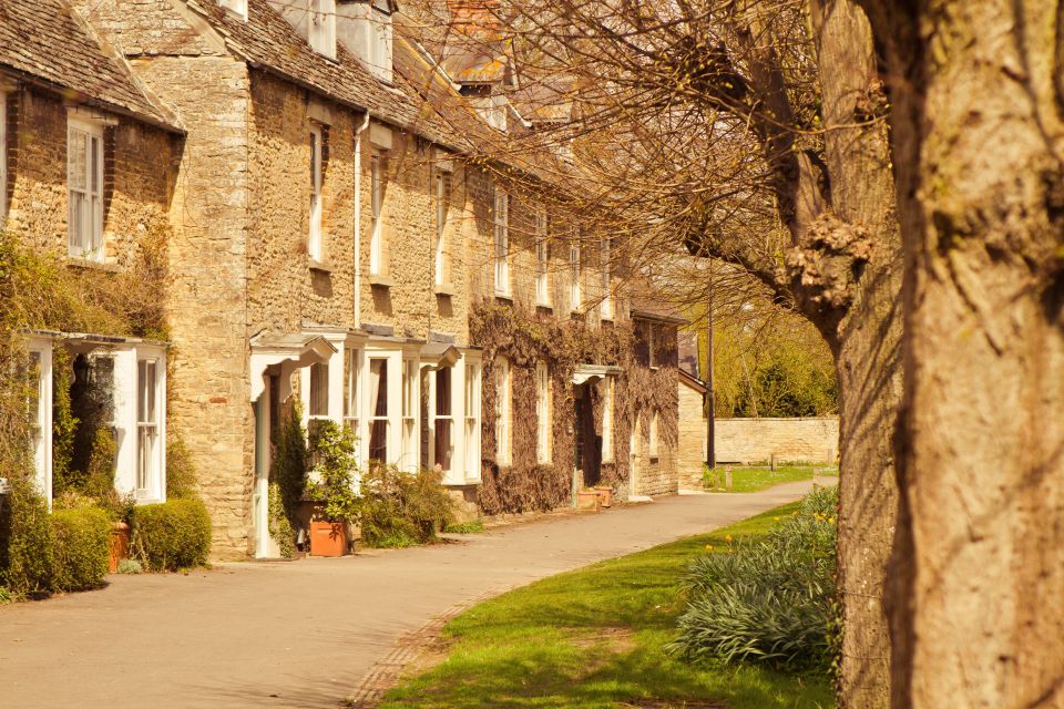 Southampton: London via the Cotswolds, Oxford and Pub Lunch - Burford and St John the Baptist: stone cottages meeting the River Windrush