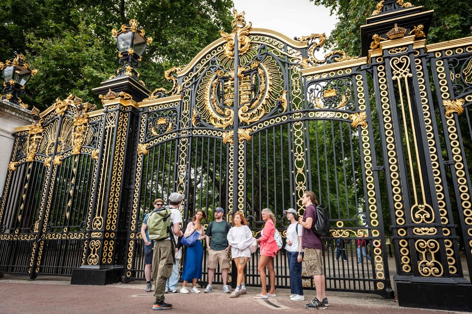 Top London Sights Tour - Christmas Day Special! - Big Ben and Westminster Abbey: Two Icon Stops, One Guided Way Through
