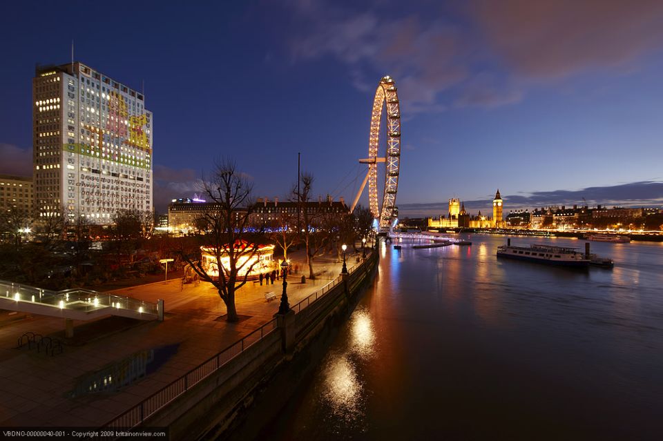 Tour of London and Christmas Day Lunch Cruise - London’s big sights, served with Christmas lights