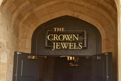 Tower of London Crown Jewels and English Royal History Tour - Timed access and the meeting point: start simple, start on time
