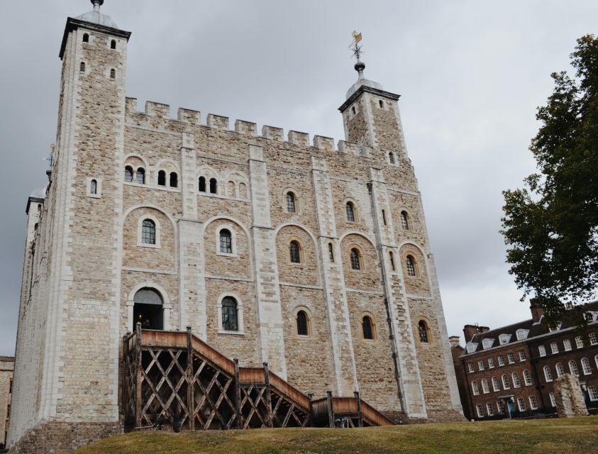 Ultimate Royal London, Thames River Boat Ride & Walking Tour - The guide factor: how Jeremy turns facts into a story